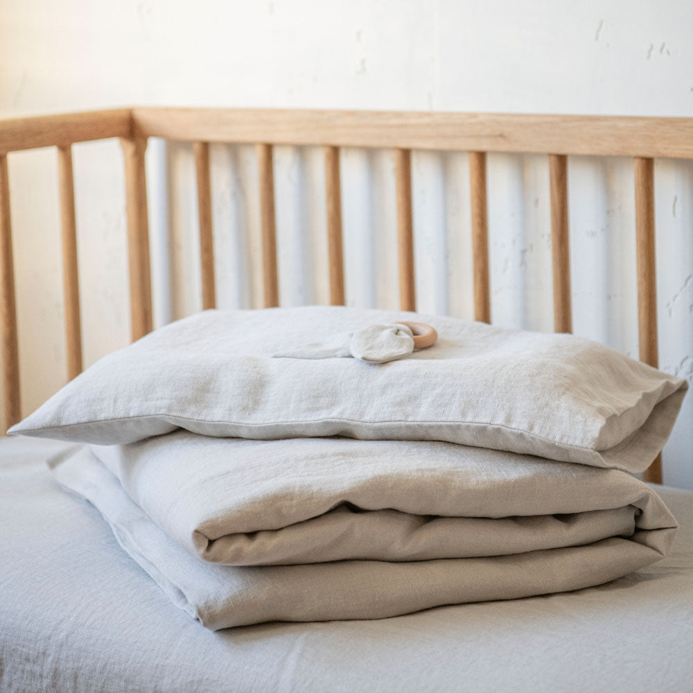 komplet-posteljina-za-krevetac-svetlosiva