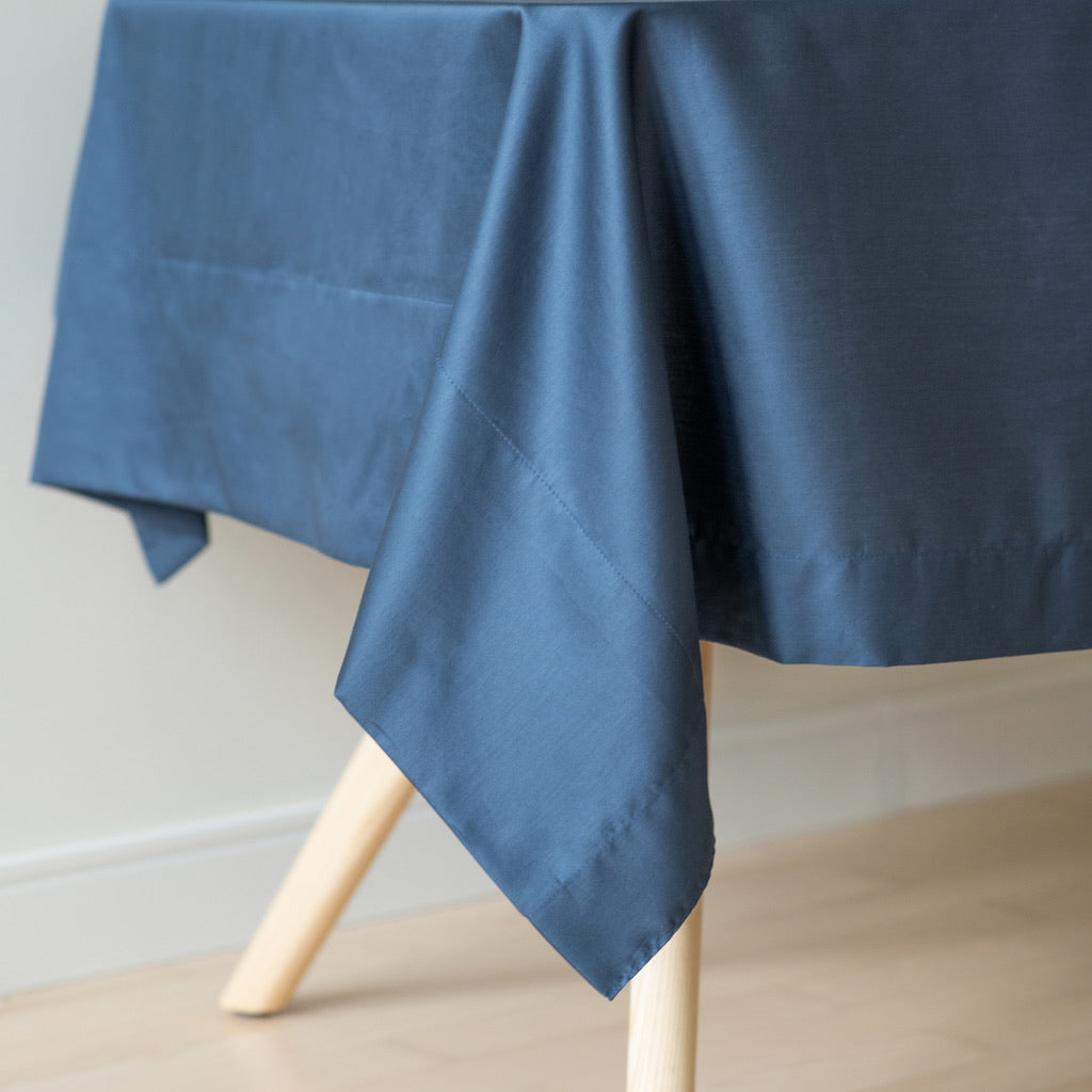 plavi-saten-stolnjak