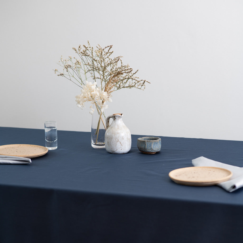 plavi-saten-stolnjak