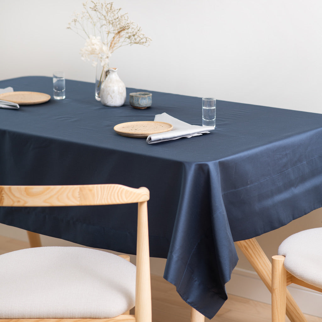 plavi-saten-stolnjak