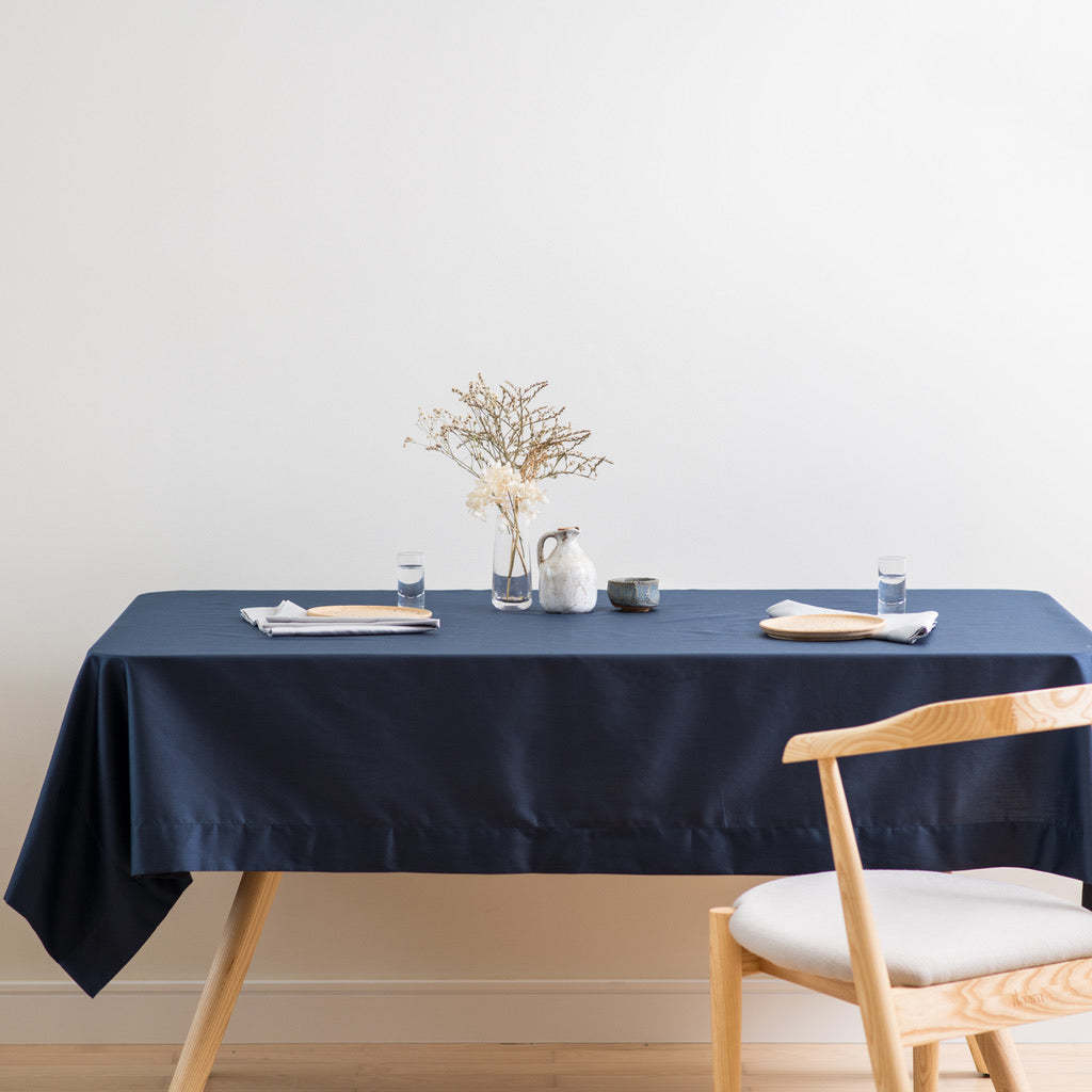 plavi-saten-stolnjak