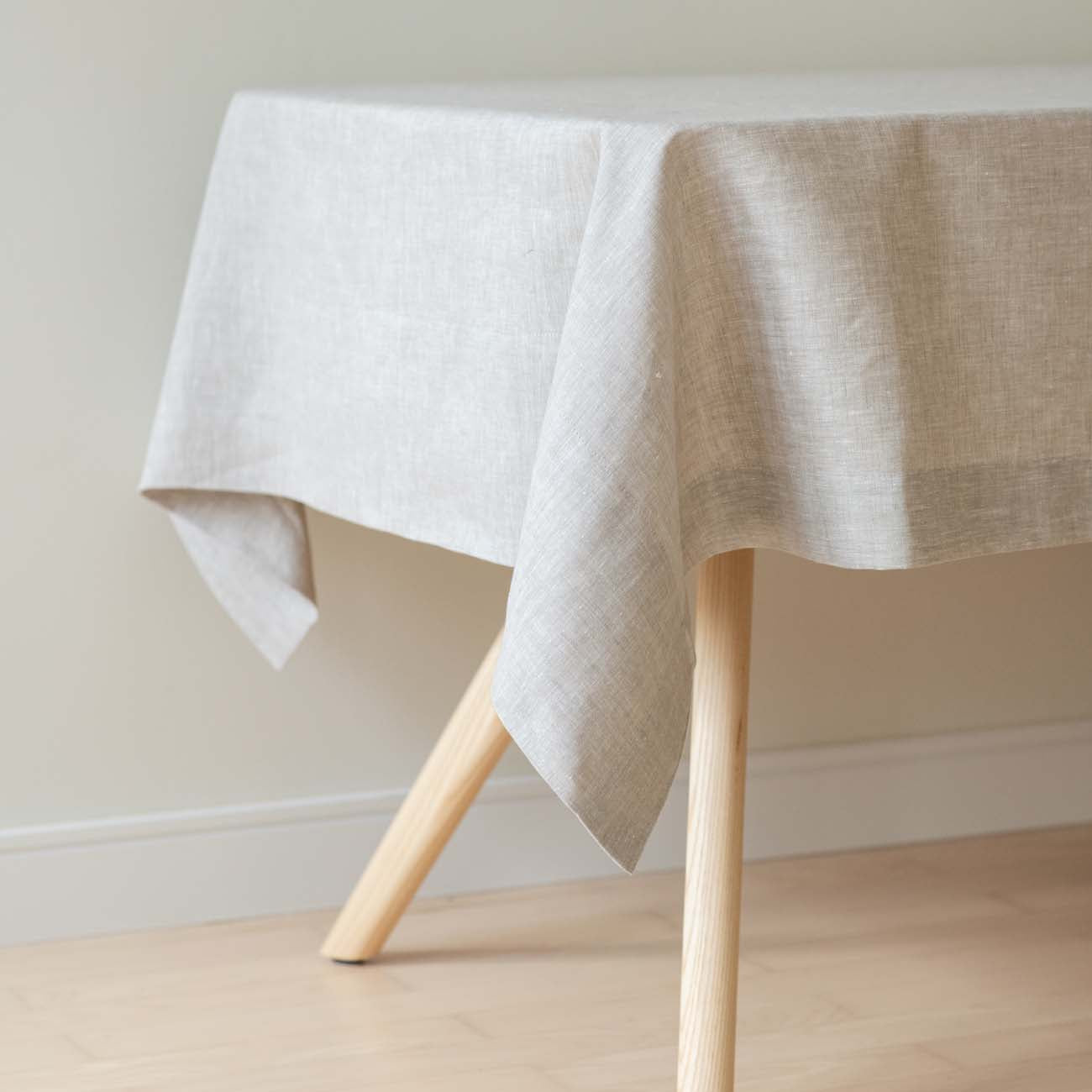 stolnjak-od-lana-sivi