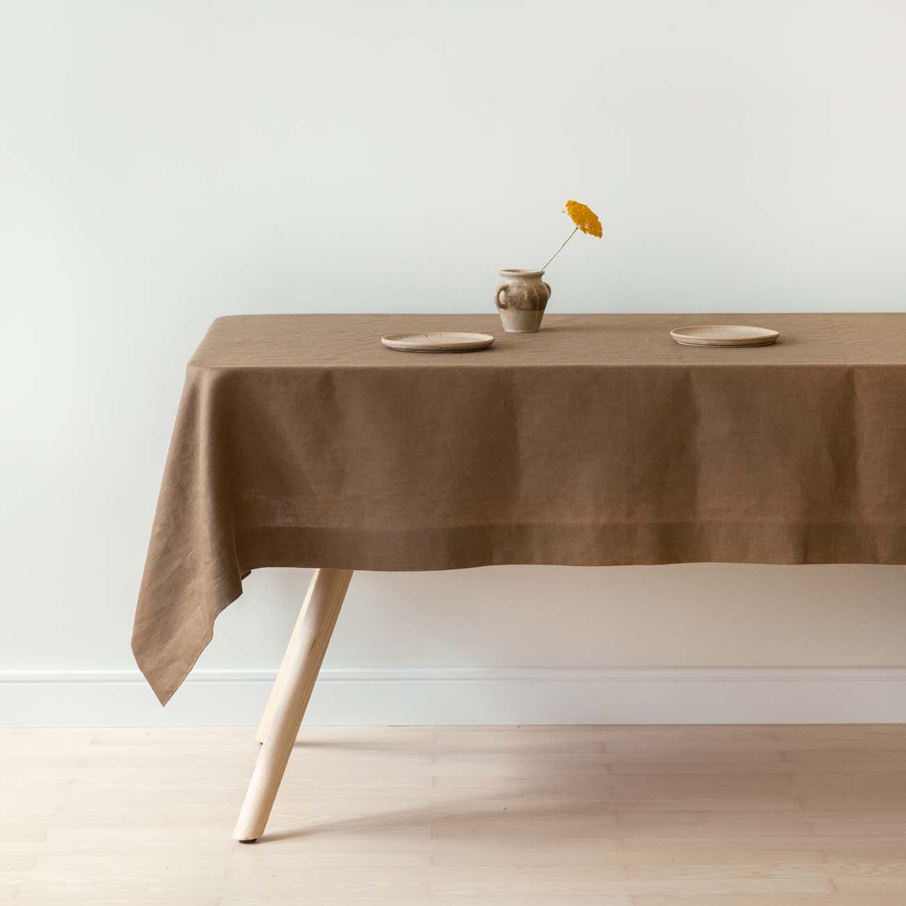 stolnjak-od-lana-braon