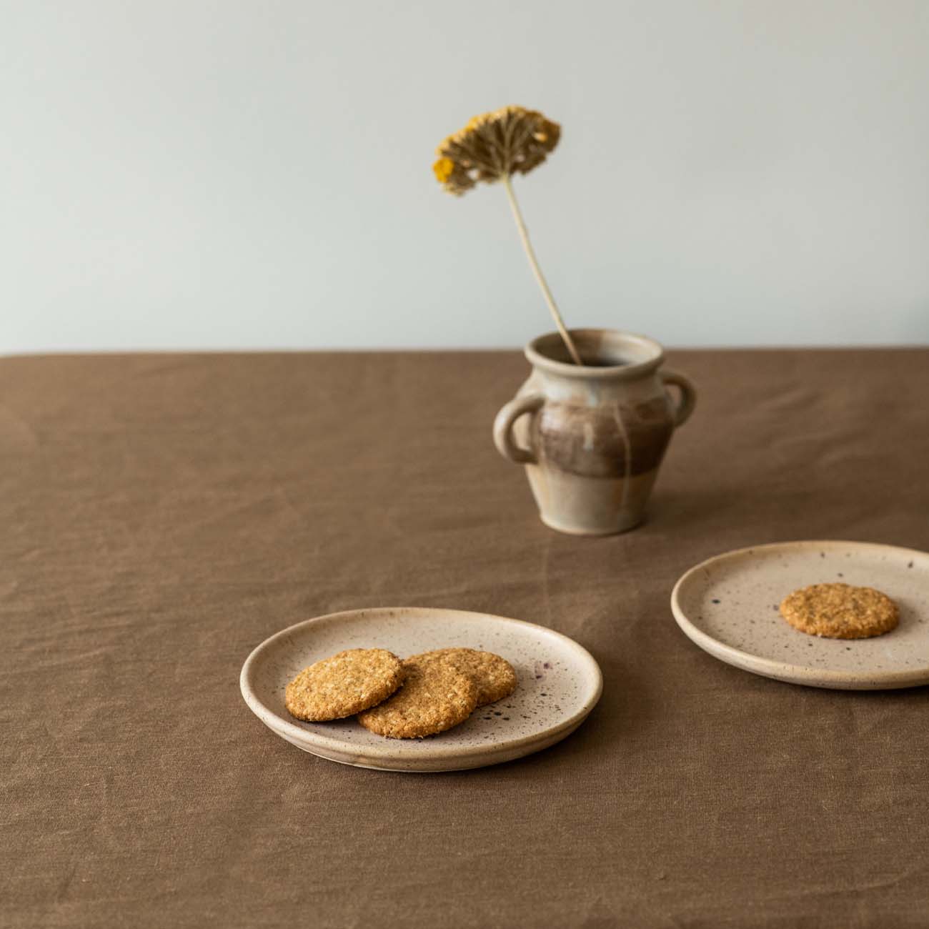 stolnjak-od-lana-braon