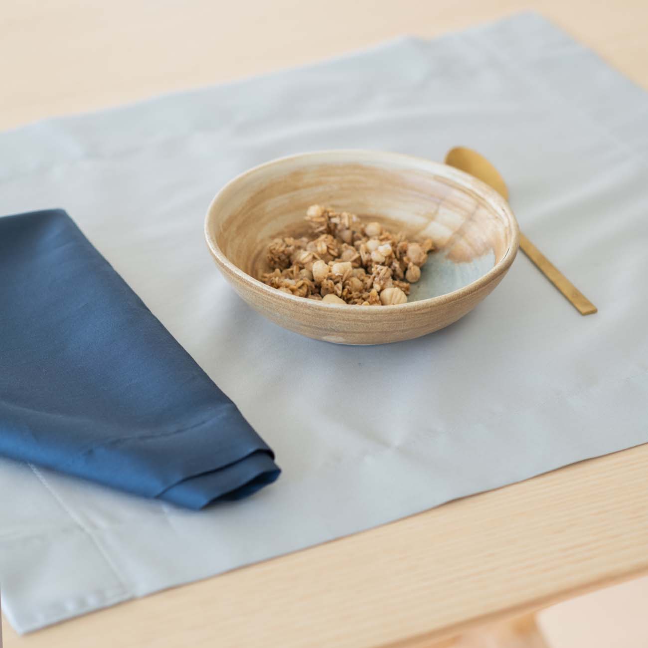 elegantni-podmetac-za-sto-sivi