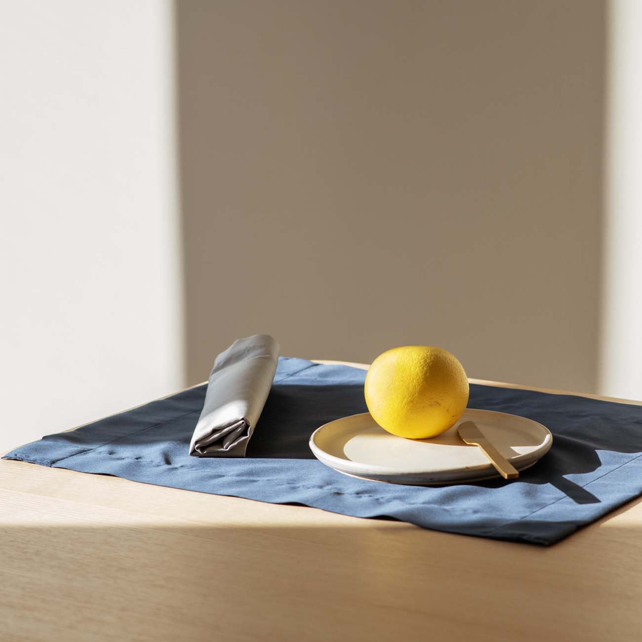 elegantni-podmetac-za-sto-plavi