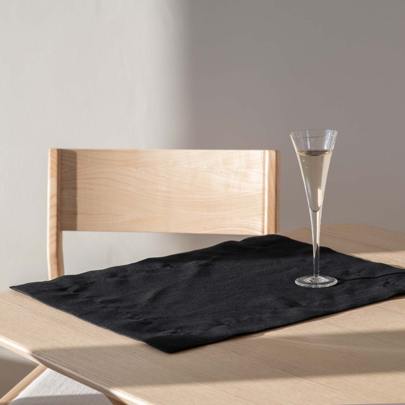 podmetac-za-sto-od-lana-crni