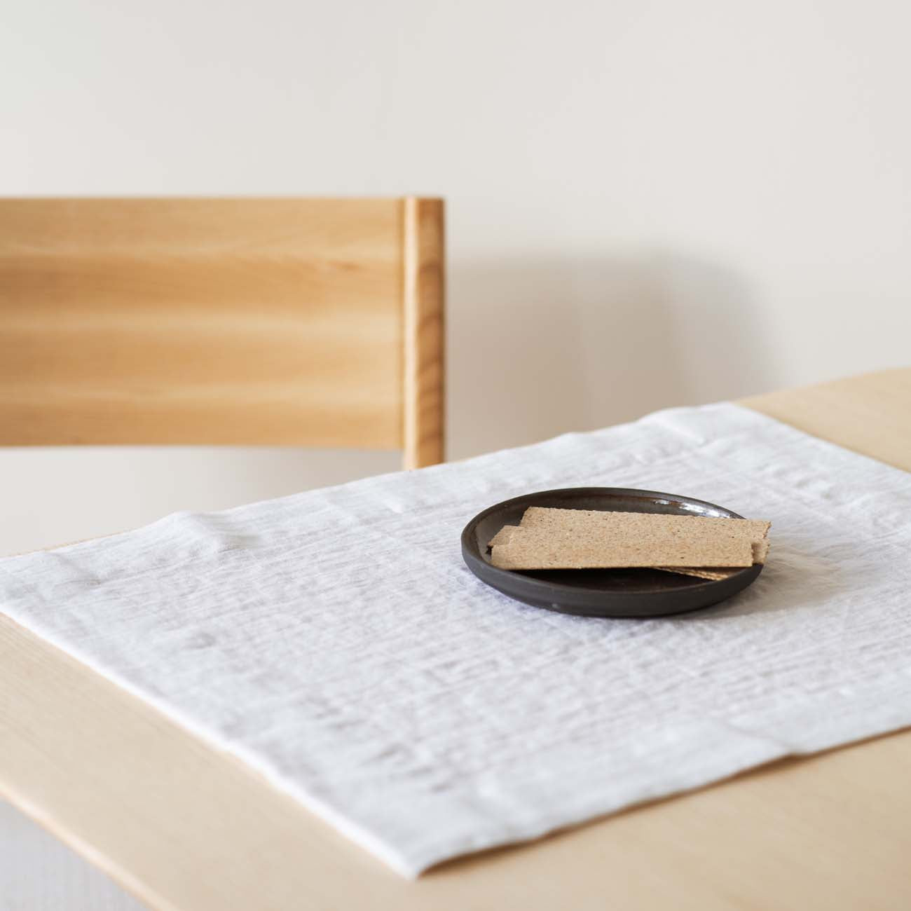 podmetac-za-sto-od-ispranog-lana-beli