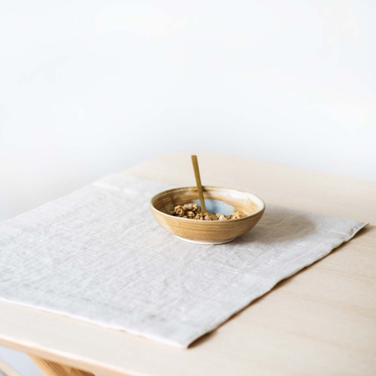 podmetac-za-sto-od-ispranog-lana-sivi