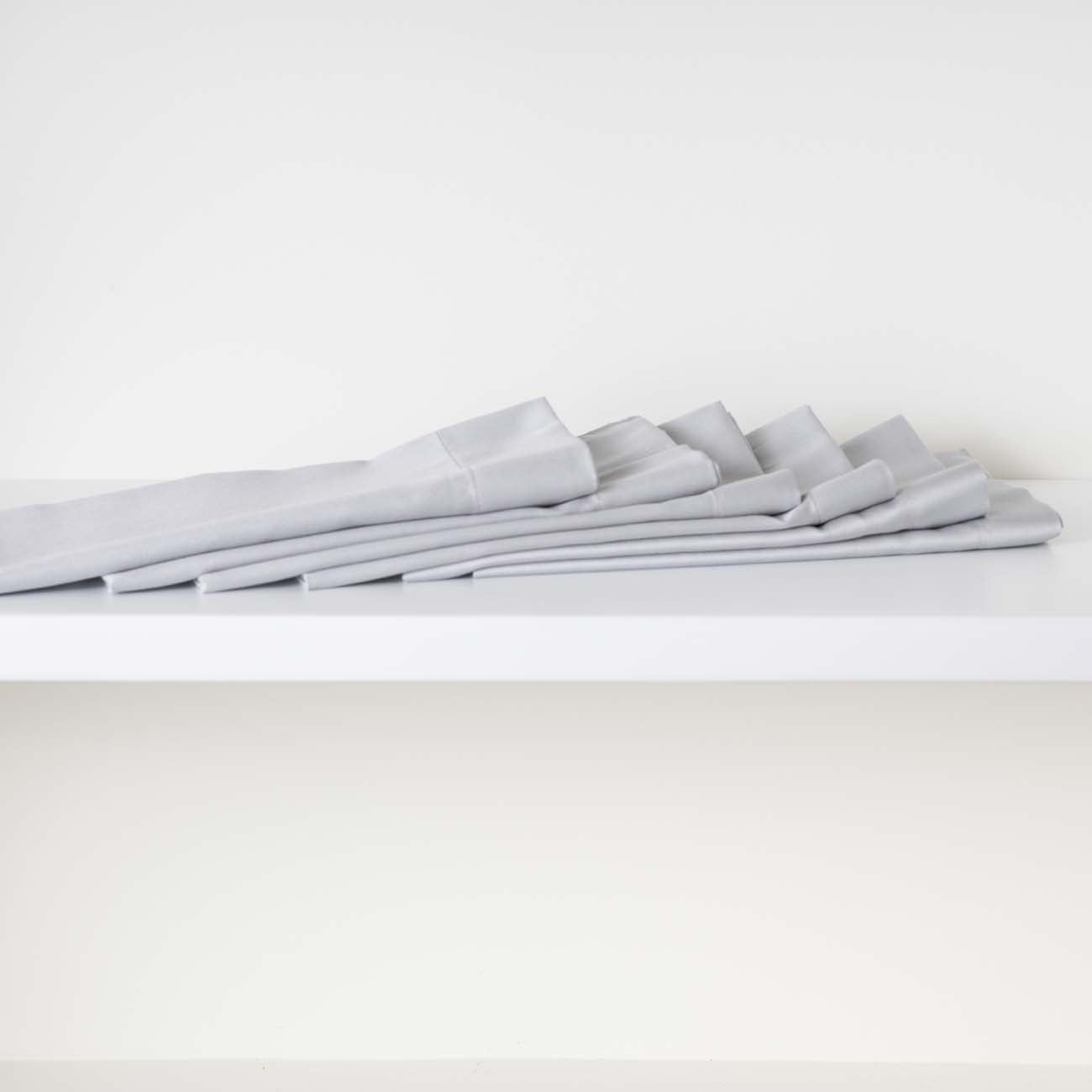 elegantni-podmetac-za-sto-sivi