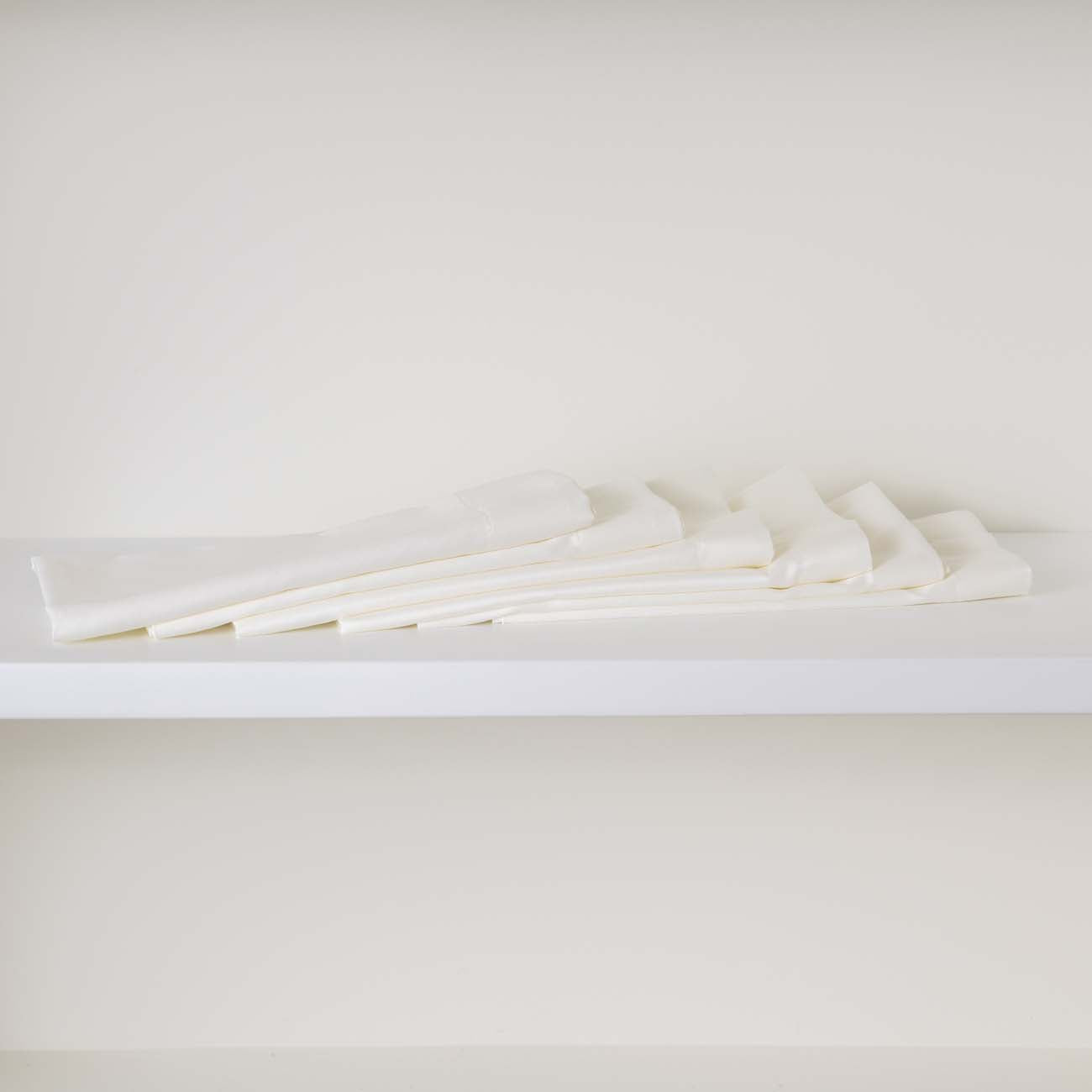 elegantni-podmetac-za-sto-beli