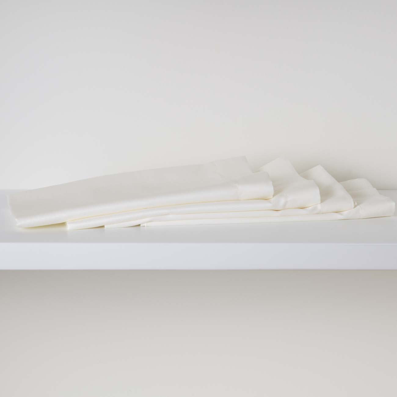 elegantni-podmetac-za-sto-beli