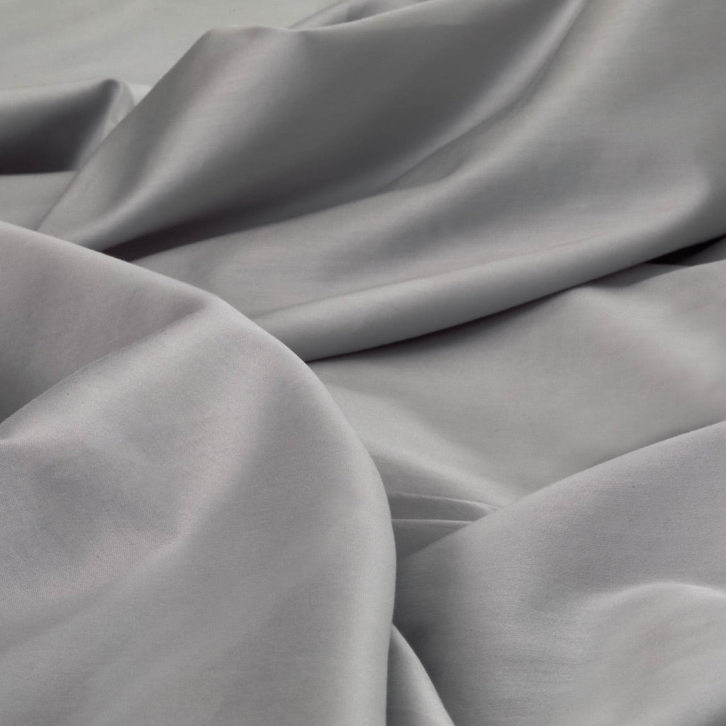 letnji-pokrivac-od-satena-sivi