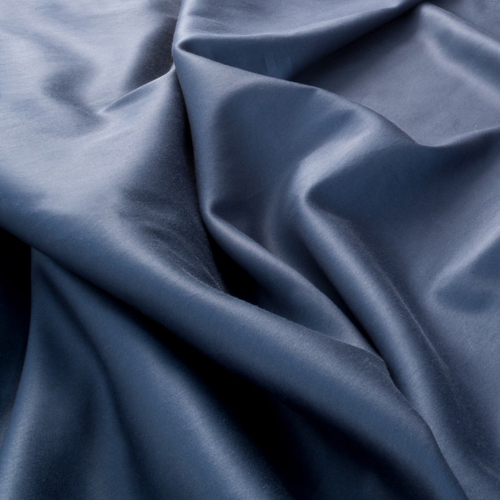 letnji-pokrivac-od-satena-plavi