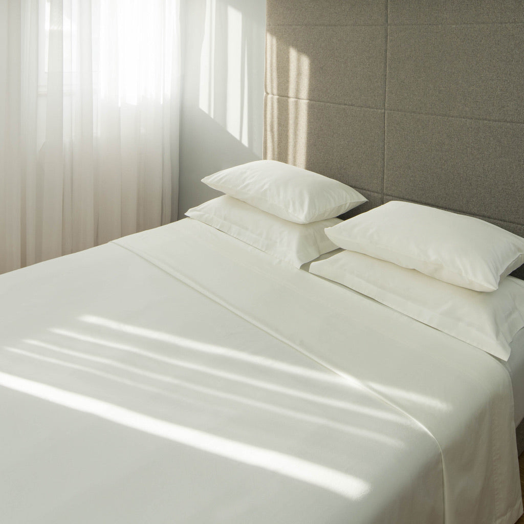 letnji-pokrivac-od-satena-beli